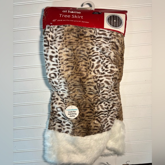 Animal print Christmas tree skirt 48 inches diam and 2 stockings Set New - Picture 2 of 6